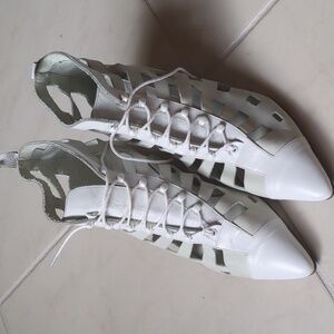 Peter Fox Made in Italy white leather laced ankle booties Victorian boho style